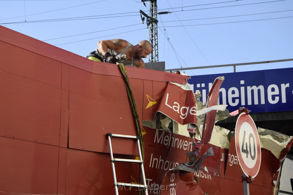 LKW blieb unter Bruecke haengen Koeln Deutz Opladenerstr Deutz Muelheimerstr P124.JPG - Miklos Laubert